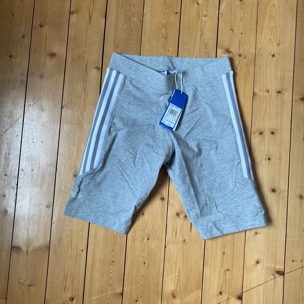 Adidas grå bike shorts. Aldrig använda! Nypris 399:-. Shorts.