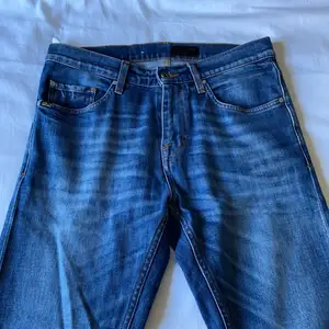 Mörkblå jeans från Tiger of Sweden. Jag är 175cm och jeansen är i strl. 29”32. De är bra i längden men för tighta för mig. Jeans är använda men i bra skick. Bor i Norrköping och kan mötas upp, annars står köparen för frakten. Priset kan diskuteras!