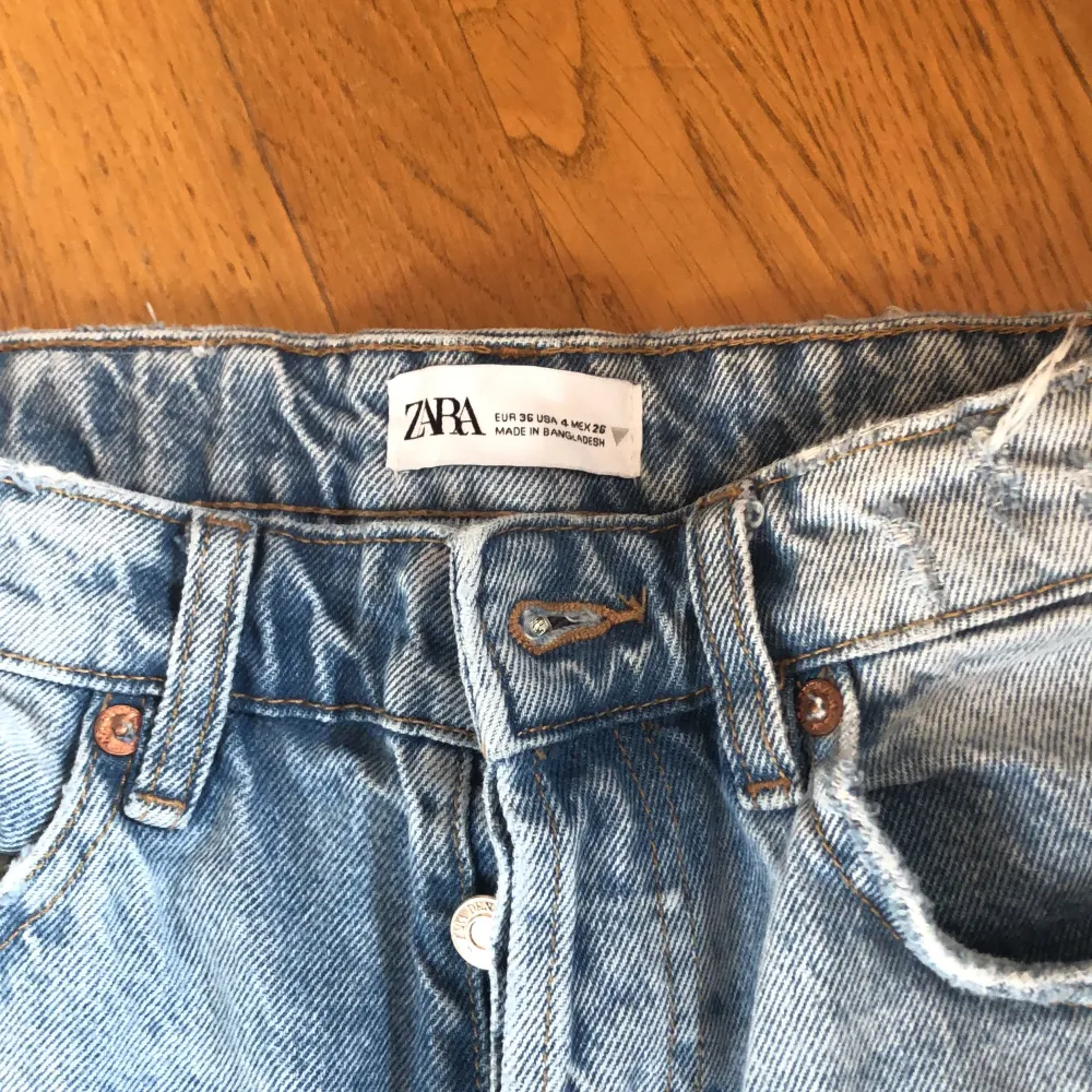 Zara byxor. Köpta för 400kr säljer nu för 100 för dem är för små för mig. . Jeans & Byxor.