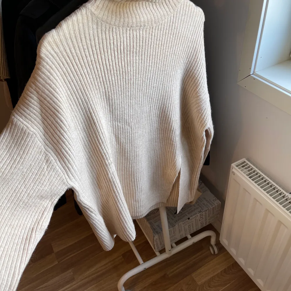 Jättefin tröja i strl 34 från ASOS, helt oanvänd prislapp sitter kvar, nypris 279kr. Stickat.