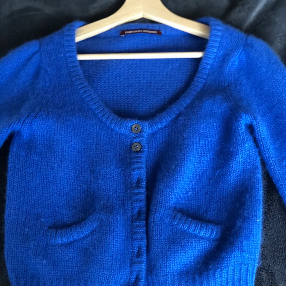 Really cute sweater from the very qualitative and famous brand Comptoir des Cotonniers. Size S. I worn it 3 times. Very comfy and the colour is amazing . Stickat.