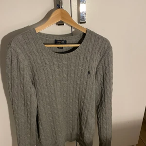 Ralph Lauren kabelstickad tröja (grå), passar S  - I mycket bra skick, som ny, grå