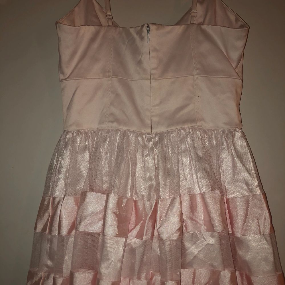 En Rosa korklänning med volang. Aldrig använd i storlek 36. Köpt på Ginatricot.. Klänningar.