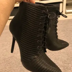 Helt oanvända svarta fuckme boots med stilettklack! säljer pga kommer ej till användning. priset kan diskuteras 🤩⚡️