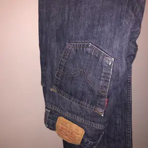 Ett par superfina vintage Levi’s jeans från sent 90 tal i modell 507. Medelhög midja och bra i längden på mig som är 1,72. De slitningar som finns syns på bilderna, i extremt bra skick dock och trendiga!
