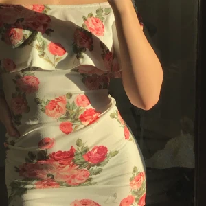 Blommig klänning - Super snygg och skön tajt sommar klänning från zara:)