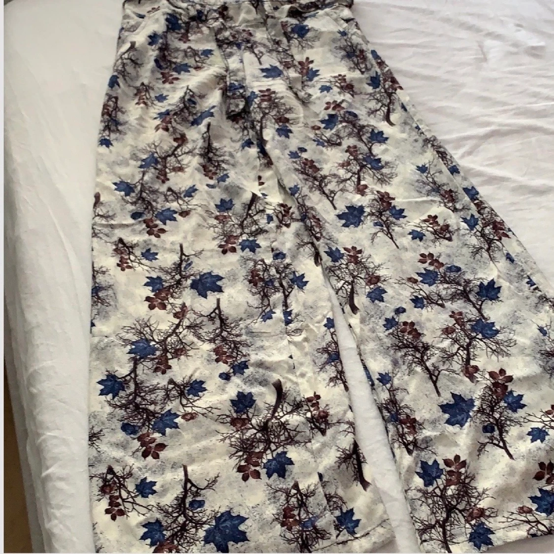 Sköna sommar byxor med ett fint mönster, strl S-M - 90