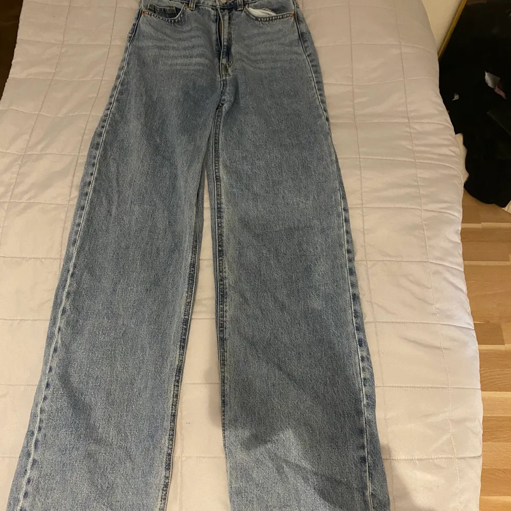 Intressekoll på min absolut favorit jeans som tyvärr blivit lite små. Sparsamt använda. Buda ifrån 250 kr + frakt, höj med 10 varje bud. . Jeans & Byxor.