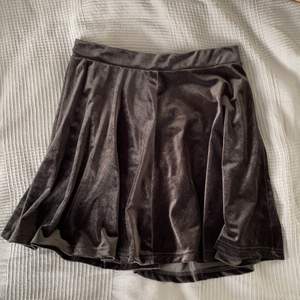 Söt kjol från bikbok. Velour. Svårt att få med färgen på bild men den är svart svart, mjukt material. 
