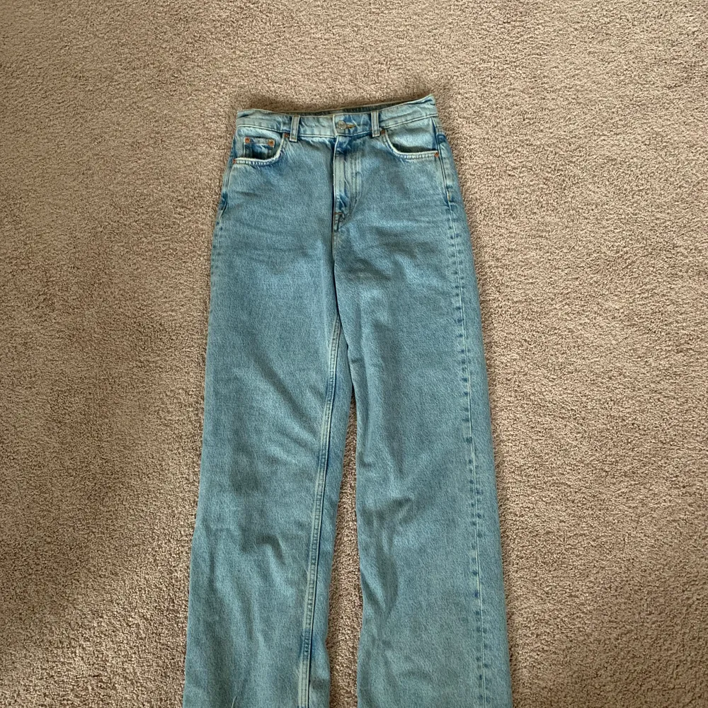 blå populära zarajeans i storlek 36! skriv privat för fler bilder! 150 kr + frakt🥰. Jeans & Byxor.