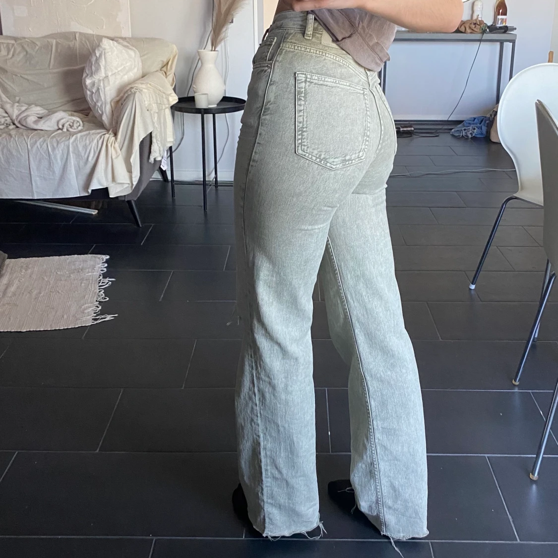 Ljusgröna/ljusgråa jeans med slitning  - 90