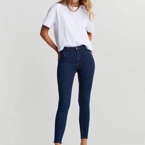 Jag säljer mina molly jeans från gina tricot då jag inte har användning av dem, alla är endast testade förutom de mörkblåa som använts vid få tillfällen. De ljusa längst till vänster har fortfarande lappen på. Väldigt bekväma och strechiga byxor. Rökfritt men djur finns i huset.