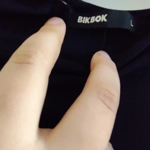 Oanvänd klänning - Fin klänning från BIKBOK som aldrig är använd. Den har som ett halsband men går även att inte använda den.