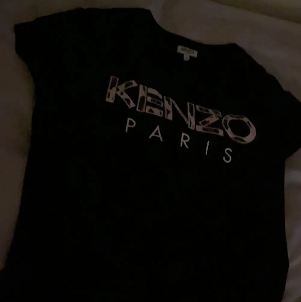 En svart kenzo tröja, sällan använd. Nypris 1100 kr, mitt pris 300 kr. T-shirts.