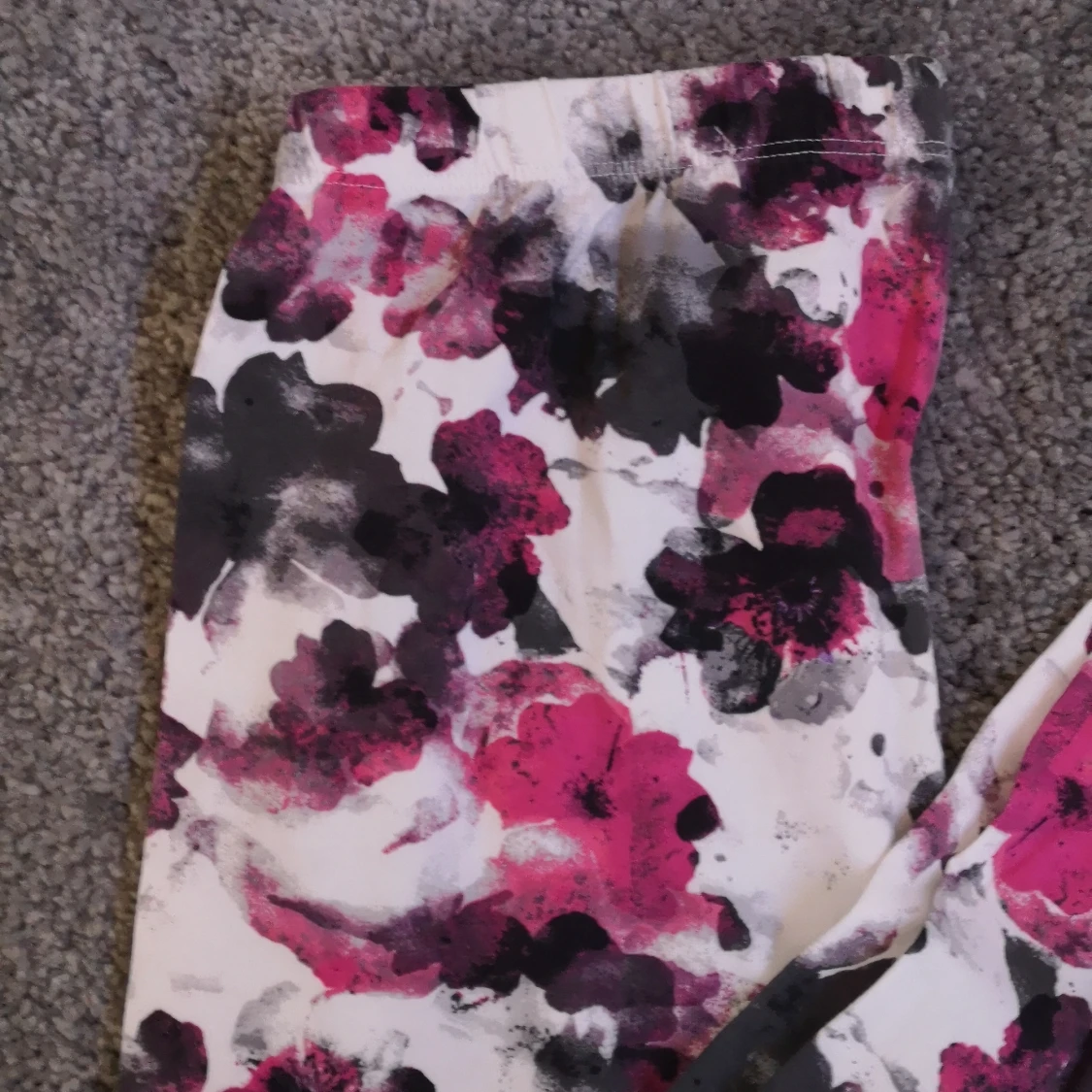 Vita thights med vita och svarta blommor - 91