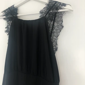 Klänning i storlek 38 - En fin svart halterneck-klänning från NAKD i storlek 38, med superfina spetsdetaljer samt knytdetalj baktill. Har enbart använts 1 gång. Köparen står för frakten. Vid ett större intresse sker budgivning från 200 kr. 