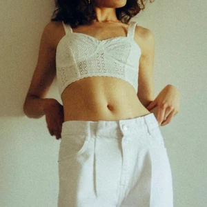 Zara topp - Vit topp från zara. Oanvänd. Storlek M. Skicka gärna ett meddelande om du har några frågor!