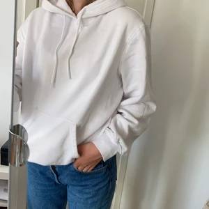 Vit hoddie - Vit hoddie från H&M, storlek S. Sitter perfekt oversized. Nopprig och därav priset, inga fläckar eller liknande☺️priset är ex frakt. Kolla gärna mina andra annonser, rensar garderoben så mycket fint säljs!☺️