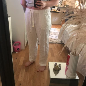 Linnebyxor - Superfina linnebyxor från mango i strl m, helt oanvända ! Går precis till hällarna på mig som är 162