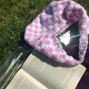 Rutig virkad väska  - Säljer dessa rutiga virkade väskor som jag virkar själv❤️ de är rymliga och får plast med bra mycket perfekt till stranden till exempel☀️ om du skulle vara intresserad är det bara att skriva🥰 olika färgalternativ går att fixa efter dina val👒 ( vid köp får du tänka på att det tar ett tag att göra de<3)