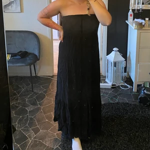 Långklänning Axelbandslös  - Axelbandslös långklänning, superfin till sommaren. Inköpt från Lindex, sparsamt använd. Storlek M. Köparen står för frakten ☀️