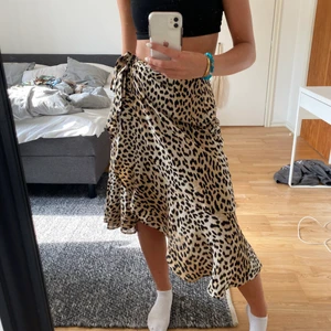 Kjol - Säljer en övercool kjol som varit en favorit! Tyvärr kommer den inte till användning längre vilket är därför jag säljer den!❤️