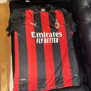 Milan tröja  - Milan tröja från säsongen 2020/2021 storlek xl men passar ochså L använd tre gånger.