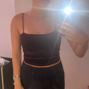 Rött linne. Storlek Xs. Frakt ingår ej! - Knappt använt. Mjukt, lent linne ifrån Ginatricot. 