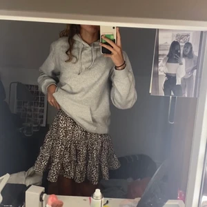 Kjol - Fin leopard kjol, köpt för 1 månad sen men har tyvärr aldrig kommit till användning💞 i storlek XS men är stretchiga i midjan så skulle säga XS-S✨ säljer för 60+frakt💞 kolla även in de andra kläderna jag säljer!!✨