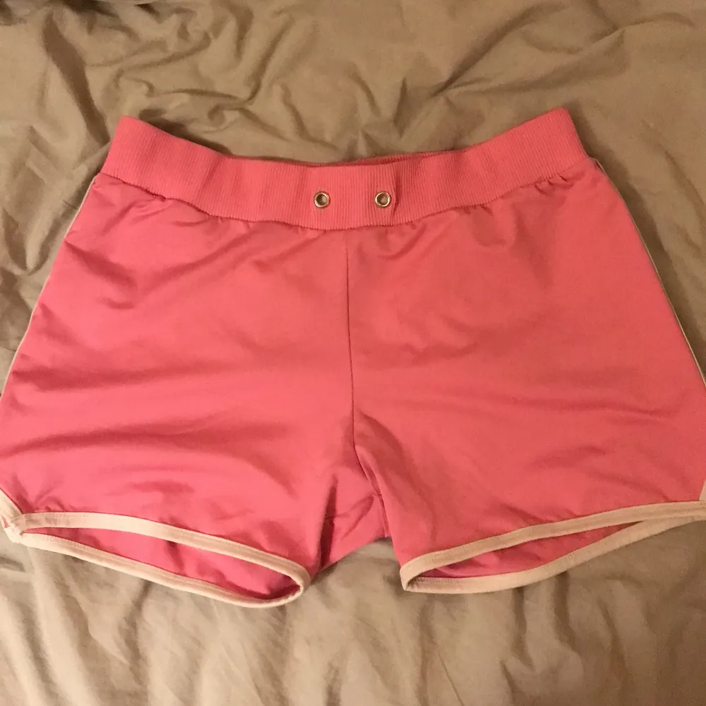 Söta rosa Pinkoholic shorts med vingar på fickan, storlek S 💌 säljer för inte fått nån använda för dom. Köpare står för frakt💝 om du har mer frågor hör bara av dig . Jeans & Byxor.