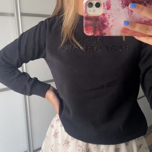 Sweatshirt från Peak Performance  - Svart sweatshirt från Peak Performance i stl 160 (xs). Bra skick. Köpt från Kidsbrandstore för 599, säljer nu för 100. Köparen står för frakten.
