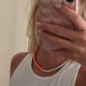 Strandhalsband  - Sista halsbandet av denna kombination. Skiljer sig från de andra med små runda pärlor.💗💗 Somrigt halsband med hälften polymerclay pärlor i en rosa kombination och hälften runda pärlor. Förslutning bak med lås och tre ringöglor för justering. Finns enbart en av denna kombination. 💘💘 Frakt kostar bara 12 kr och fraktar till hela Sverige. 😇😇
