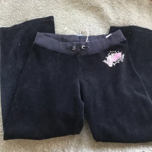 Juicy Cuture  - Skit snygga juicy couture byxor i svart. Säljer bara pga behov av pengar men annars skulle jag gärna spara. Passar mig i längden som är 166 cm lång. Budgivning i kommentarerna och kom privat för mer info✨