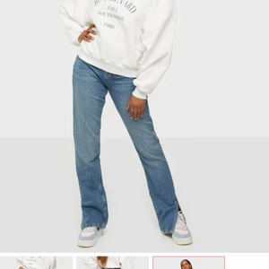 Jeans - Helt nya jeans som aldrig har används. Säljer pågrund av att de är för långa på mig som är 1,55. Storlek 34 men skulle säga att de sitter som storlek 36 om man vill ha de lite tajtare. Original pris 600kr