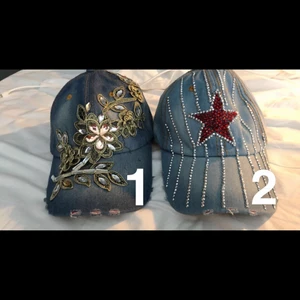 RHINESTONE KEPSAR  - Två extremt snygga rhinestone kepsar som jag säljer för 150. Jag har själv en som jag använder hela tiden. Älskar 😩 kunden står för frakten ❤️