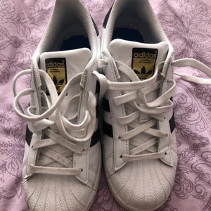 Äkta Adidas 🖤🤍 - Äkta Adidas! Jättebra skick och knappt använda. Sulorna är dock borttagna! 