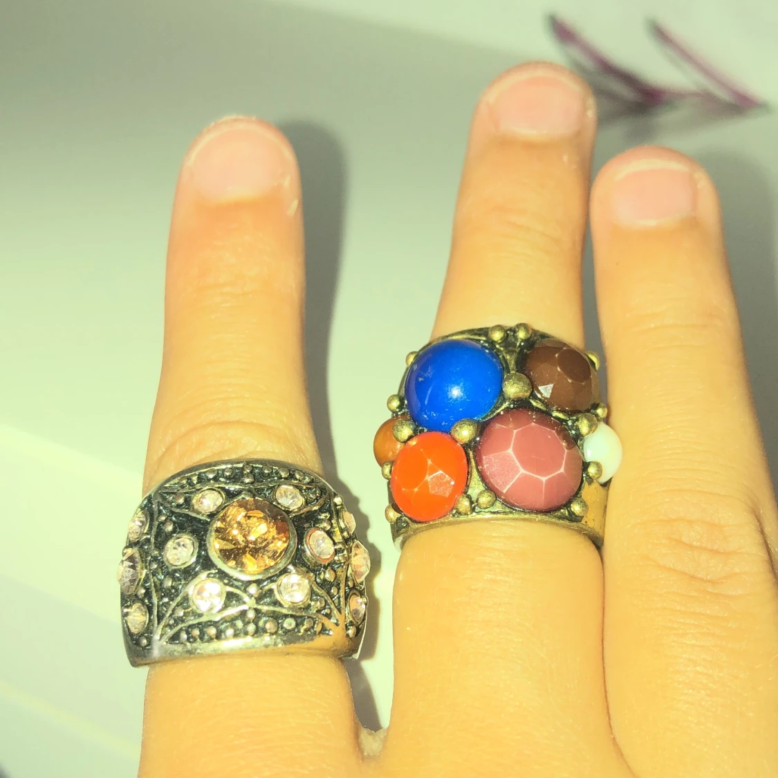 Örhängen och ringar.