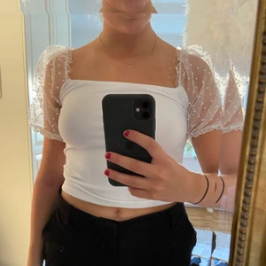 tröja - Vit tröja med puffärm ifrån new yorker, använd 1 gång. Har inte kommit till användning mer. 