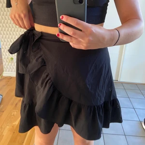 volangkjol - Svart volangkjol ifrån Vero Moda i storlek M som knappt är använd, den är i fint skick. Nypris 349kr, säljer den pga att den inte kommer till användning. 