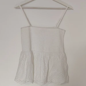 Linne med spets - Linne köpt på Nelly från Only storlek M. Aldrig kommit till användning tyvärr. Stretchigt material över bröstet med spets ner till. Perfekt nu i sommar 