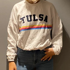 Sweatshirt - Älskade denna, va min absoluta favorit tröja, men ja har tyvärr växt ut... den är så himla fin