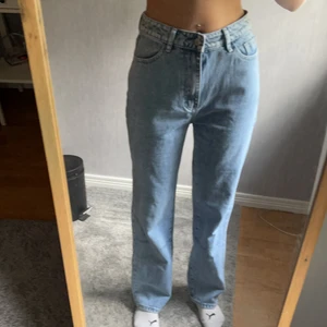  Jeans storlek medium   - Par jeans från SHEIN kostade 220 kr säljer dom för 100 kroner plus frakt som är  40 kroner