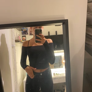 Svart ofshoulder tröja köpt från GinaTricot strl XS - Jätte fin ofshoulder tröja i storlek XS sitter jätte fint❤️köpte står för frakt
