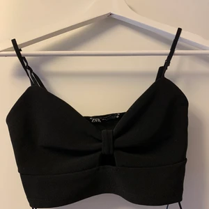 Topp från Zara - En enkel men snygg topp från Zara.com, aldrig använd, bara provad, ganska liten i storlek, så passar en S. Nypris 99 kr, mitt pris 30kr och köparen står för frakt. 