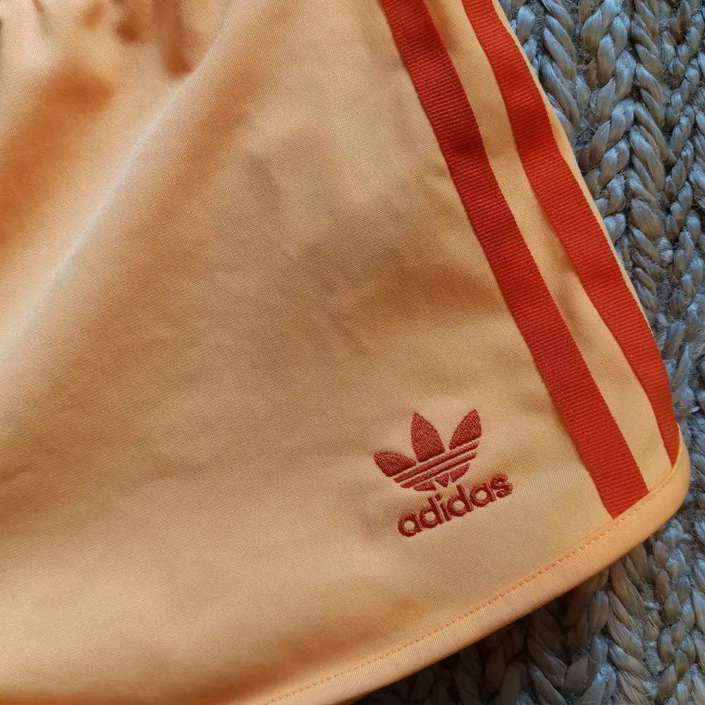 Knappt använda Adidas shorts storlek 36. UK. 8. Passar även 34.  Väldigt sköna!  Fin orange färg! . Shorts.