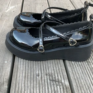 Svara Mary Janes - Helt o-använda svarat Mary Janes med hjärt spenen storlek 39. Jag säljer på grund av att dem är lite försmå. Speciellt vid tårna. Om du vanligt viss har 37-38 så passar dessa någ perfekt.