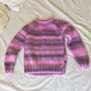 Stickad tröja - Säljer denhär som jag köpte på plick! Storlek S men skulle säga att den är mindre än så