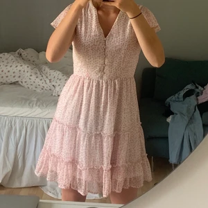 Klänning  - Super fin klänning som tyvärr är för stor för mig. Endast använd 1 gång 