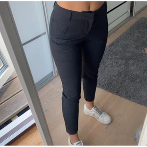 Kostymbyxor från Vero Moda - Svarta kostymbyxor från Vero Moda , knappt använda. . Ser ut som nya. Stl XXS men skulle säga att dom är mer som XS , längd 30.