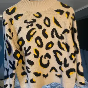 En leopard tröja från new yorker. Använd ca 4 gånger och som ny.